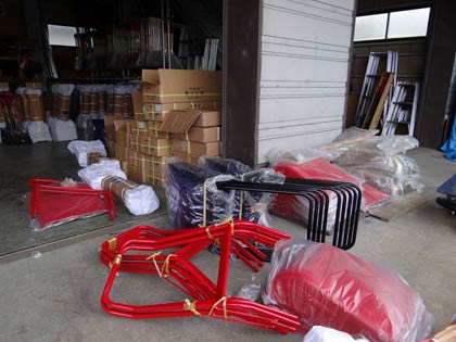 出荷を待つ卸問屋のスノーダンプ