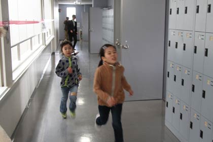 ＝廊下を爆走してハンターから逃げる子どもたち