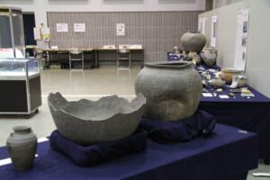 燕市分水公民館で開かれている燕市遺跡出土品展「平成25年度発掘調査速報」