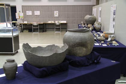  燕市分水公民館で開かれている燕市遺跡出土品展「平成25年度発掘調査速報」