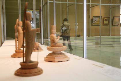 燕市分水良寛史料館で開かれている新春企画「郷土作家展」