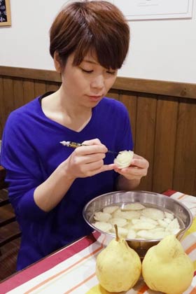 「ル レクチエ」にフルーツカービングを施す坂井さん