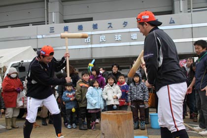 2014三條機械スタジアム感謝祭で新潟アルビBC選手ともちつき