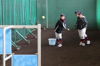  ストラックアウトに熱中する子どもたち
