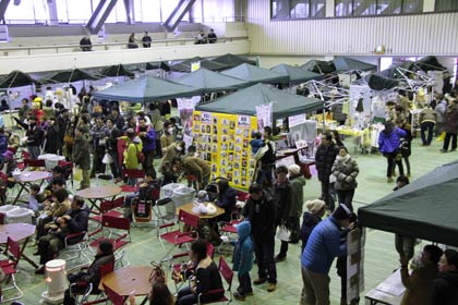 昨冬の2倍近い2万3,400人の人出でにぎわった23日の三条マルシェ