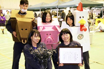 「ごった鍋グランプリ」でグランプリに輝いた加茂農林高校動物科学コースの生徒