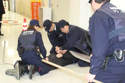 現場に到着した警察官が犯人役を逮捕