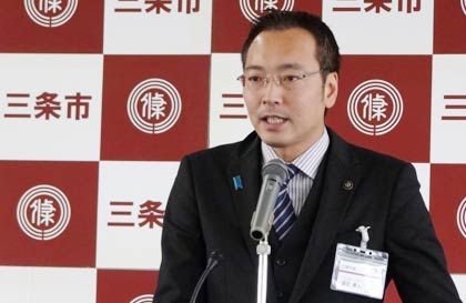 議案概要説明会のあと記者会見する国定三条市長