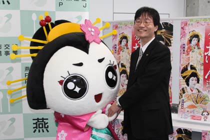 25日行われた鈴木燕市長の定例記者会見で分水おいらん道中 のPRで同席したゆるキャラ「きららん」と握手する鈴木市長