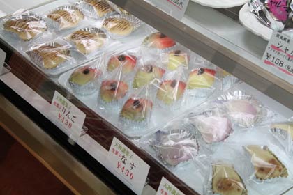 天神講の25日、白根屋に並んだ天神講の生菓子
