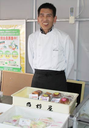 25日、農産物直売所「よりな～れ燕いち」に出店していた白根屋の更科社長