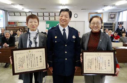 左から藤井さん、小林署長、中村さん