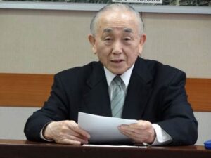 平成26年度当初予算案の概要について会見する小池加茂市長