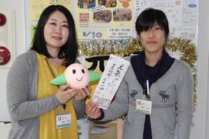 3月1日、燕市吉田産業会館で開かれる「元気まつり2014」への来場を呼びかけてる燕市吉田保健センターの職員