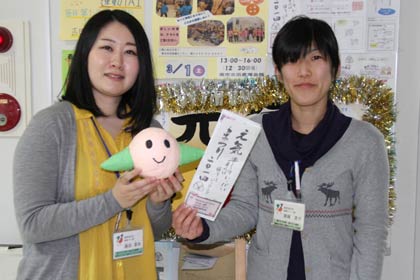 3月1日、燕市吉田産業会館で開かれる「元気まつり2014」への来場を呼びかけてる燕市吉田保健センターの職員