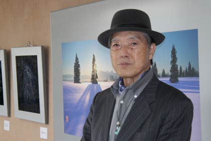 済生会三条病院で写真展を開いている小野寺悌三さん、会場で