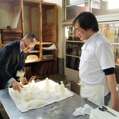 菓子工房ホカリの木型で金花糖を作った皆川菓子舗の皆川さん