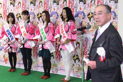 審査の経緯などを話す分水おいらん道中実行委員会の田中実行委員長