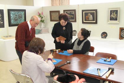 1、2日と燕市中央公民館で開かれている市民教養講座フェスティバル2014、彫金講座