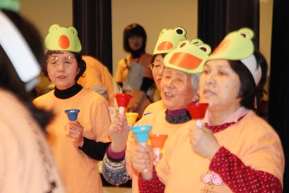 新設のプロジェクト「にこっち楽団」がオープニングでハンドベルの演奏を発表