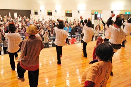 オープニングで「にこっち体操」
