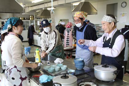 4日開かれた男性限定の料理教室「男子厨房に入りま専科」