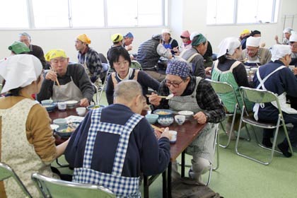 自分で調理した料理を試食