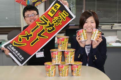 全国のファミリーマートで4日、発売された三条飲食店組合カレーラーメン部会監修のカップラーメン「新潟　三条カレーラーメン」と三条市で担当した営業戦略室