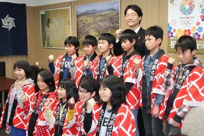鈴木市長と記念写真を撮る少年飛燕太鼓の子どもたち