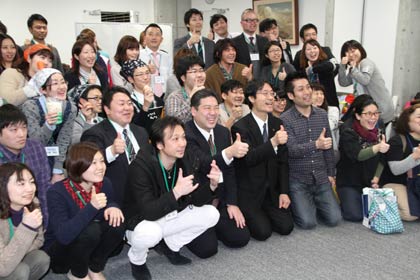 メンバーと山崎さん、鈴木市長で記念撮影