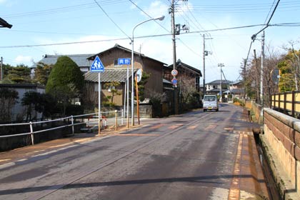  事故現場の交差点、車は写真手前から奥へ進行、自転車左から右へ進行してぶつかった