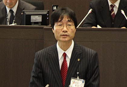 施政方針演説を行う鈴木市長