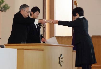 卒業生に卒業証書を手渡す遠藤校長