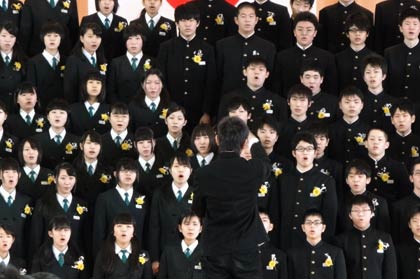 「別れの歌」を歌う卒業生