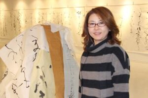 8日に始まる中村暢子書展に向けて三条東公民館で展示作業を行う中村さん