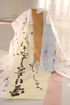 「積む」は書きためた数十点の作品を山になるように積み重ねた