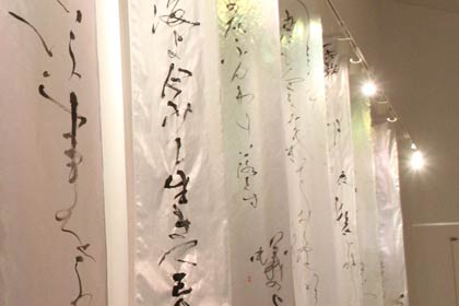 「揺れる」は照明のレールを利用して縦長の作品を垂らした