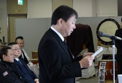 避難者代表で追悼の言葉を述べる吉岡雄二さん
