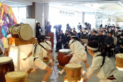 「交流ルームひばり」が交流事業、三條太鼓三小相承会が和太鼓の演奏を披露