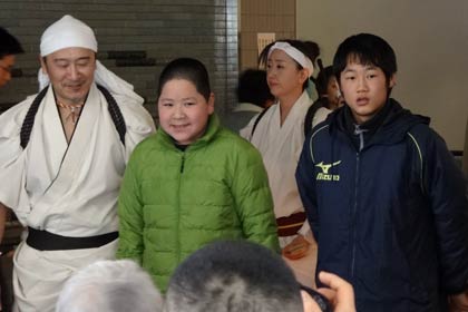  三小相承会の演奏に加わった三条市に避難している馬場拓海君(右)と田辺壮太君(中央)
