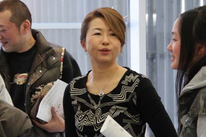 席上揮毫を終わって来場者と歓談する中村さん