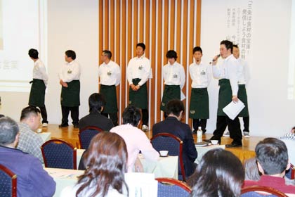 9日開かれた平成25年度農業活性化研修会・取組自慢（成果発表）大会で発表を行う「農業担い手育成塾」の塾生