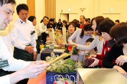 塾生による農産物直売ブースは大人気