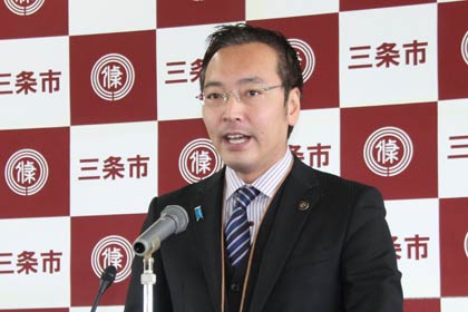 定例記者会見を行う国定三条市長