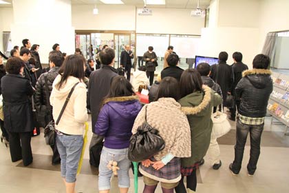  2011年3月11日午後4時23分、燕三条Wingでテレビの震災報道を見守る利用者