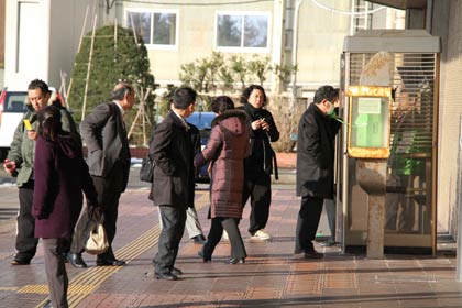  2011年3月11日午後4時12分、燕三条駅前の公衆電話に列