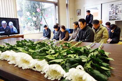三条市に避難している人や三条市民などの交流する拠点の「交流ルームひばり」で午後2時46分に黙とうをささげる
