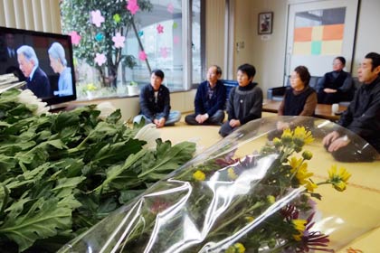 テレビで追悼式典の天皇陛下の言葉に耳を傾ける