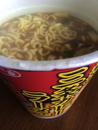 ファミリーマートの三条カレーラーメンを試食