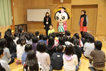 「きららん」も応援に訪れて小中川児童館で「おもてなしカード桜の木」を作成